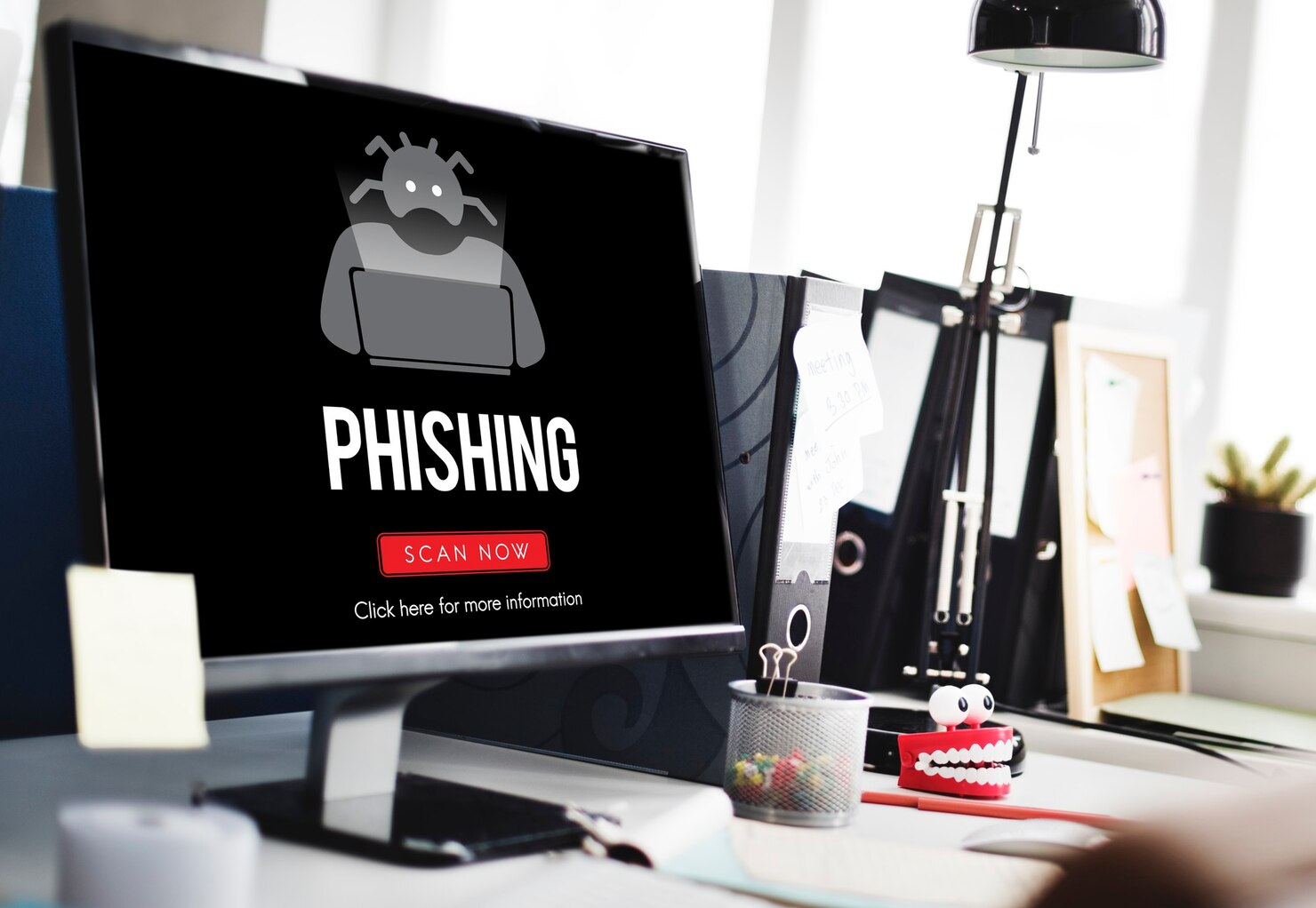 Computadora con alerta de Phishing